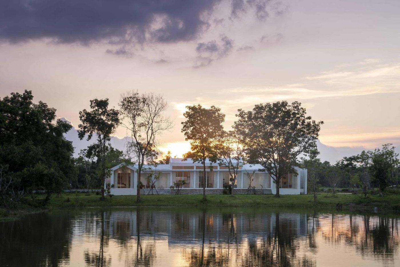 Nongbua House ริมน้ำยามเย็น